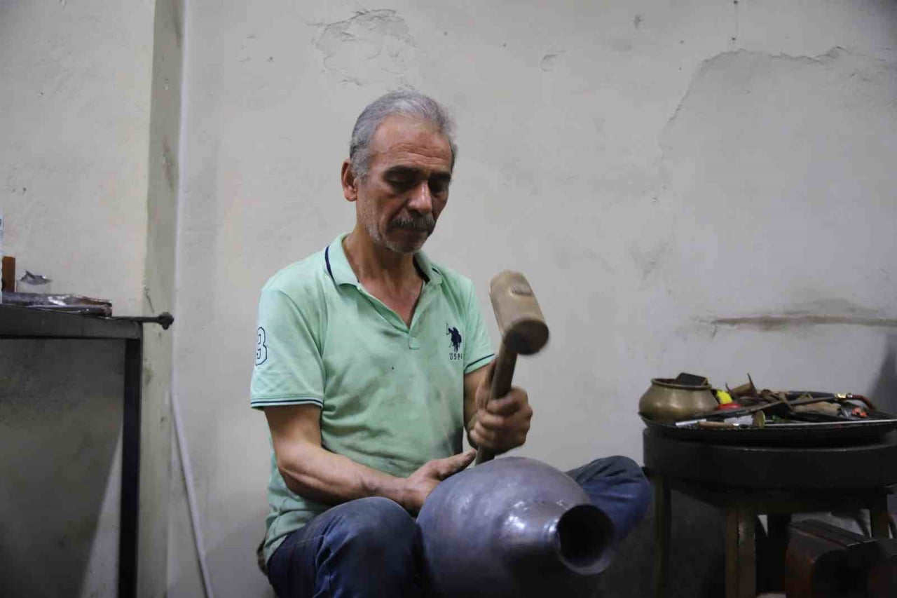 GAZİANTEP'TE BAKIRCILAR ÇARŞISI'NDA 57 YILDIR BAKIR İŞÇİLİĞİ YAPAN 65 YAŞINDAKİ BİLAL KOÇYİĞİT...