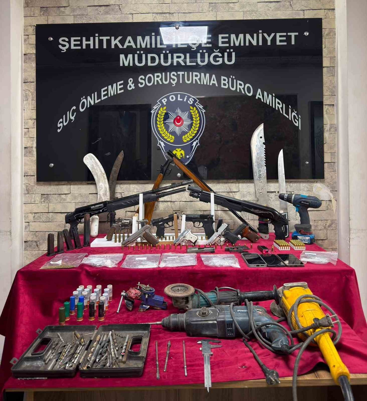 GAZİANTEP'TE BİR ADRESTE YAPILAN ARAMALARDA 10 ADET RUHSATSIZ SİLAH İLE ÇOK SAYIDA FİŞEK VE...