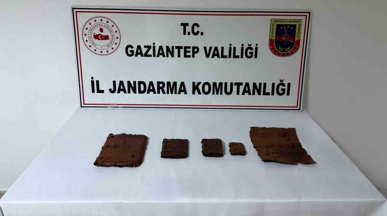 GAZİANTEP'TE DERİ ÜZERİNE İBRANİCE YAZILI 5 ADET TARİHİ ESER KİTAP ELE GEÇİRİLDİ.