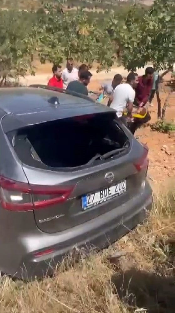 GAZİANTEP'TE İKİ ARACIN KAFA KAFAYA ÇARPIŞMASI SONUCU MEYDANA GELEN KAZADA 1'İ AĞIR 3 KİŞİ...