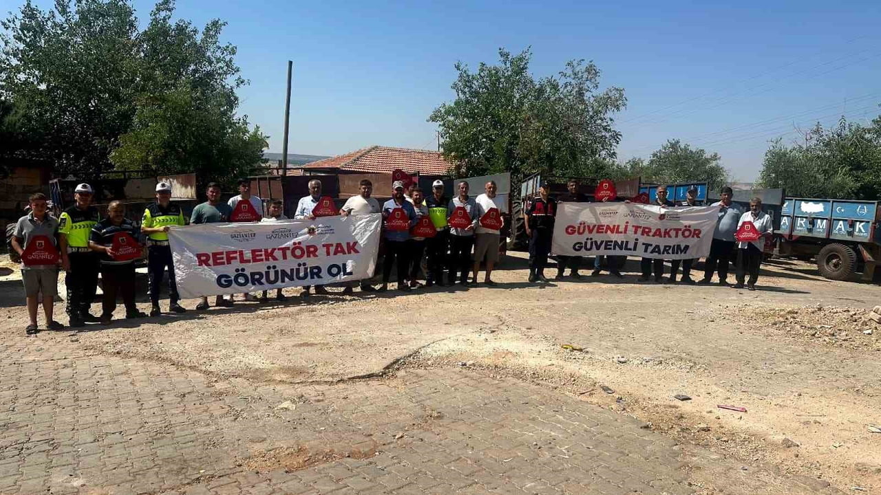 GAZİANTEP'TE JANDARMA EKİPLERİNCE TARIM İŞÇİLERİNİ TAŞIYAN ARAÇLAR VE TRAKTÖR SÜRÜCÜLERİNE GÜVENLİ...