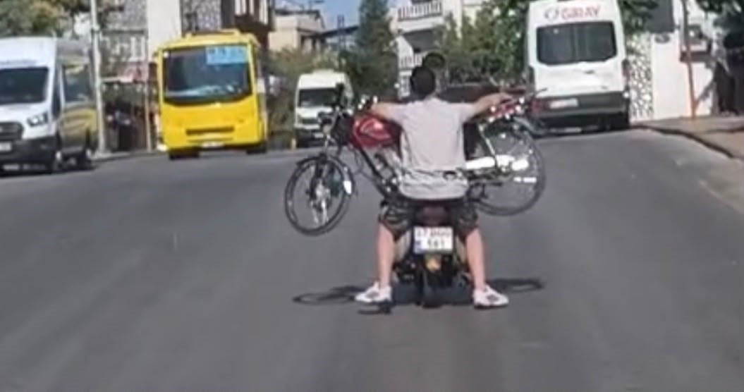 GAZİANTEP'TE KİMLİĞİ BELİRSİZ 2 ŞAHIS, MOTOSİKLET ÜZERİNDE MOTOSİKLET TAŞIDI. TRAFİKTE TEHLİKE...