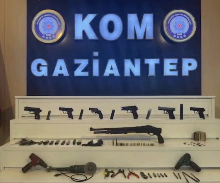 GAZİANTEP'TE YAPILAN OPERASYONDA RUHSATSIZ 7 ADET SİLAH İLE 17 ADET TARİHİ ESER ELE GEÇİRİLDİ, 1...