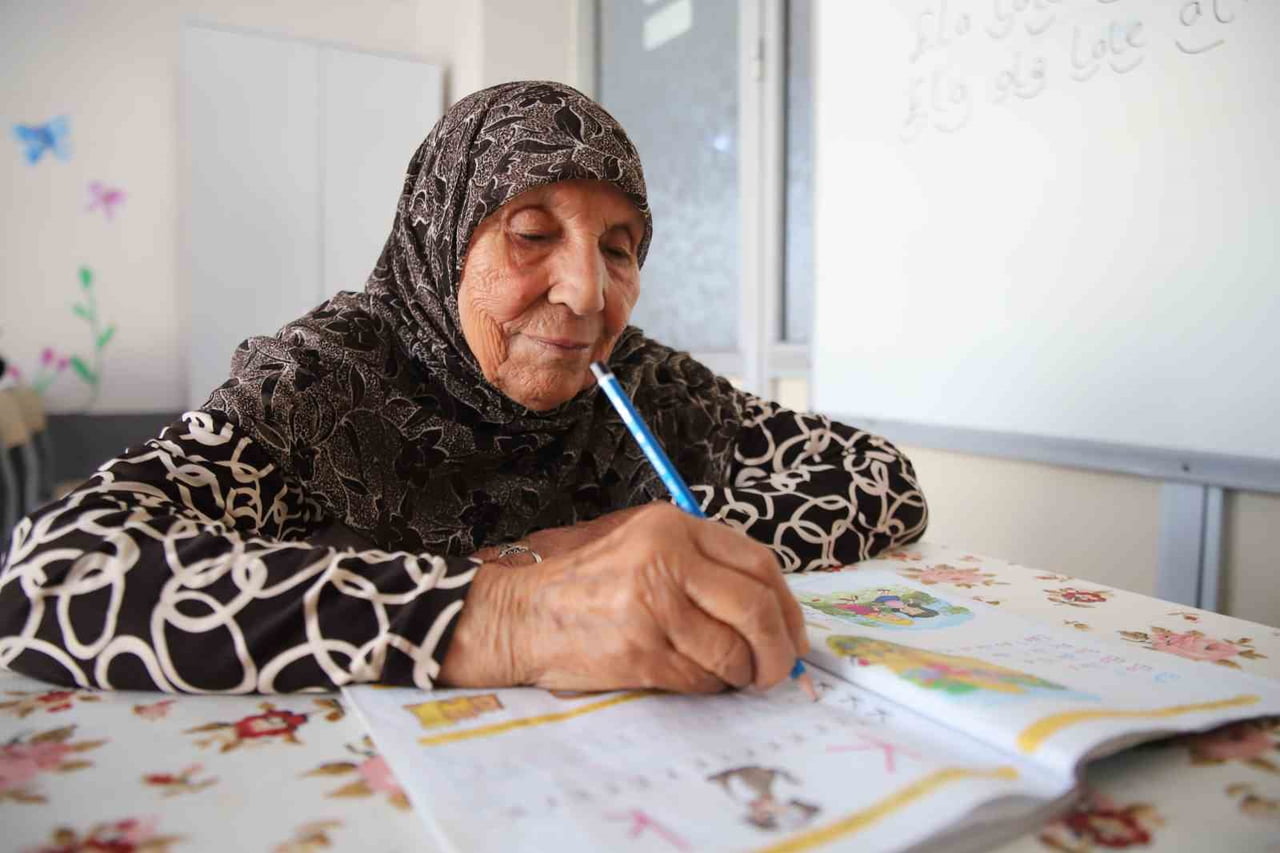 GAZİANTEP'TE YAŞAYAN 11 ÇOCUK ANNESİ DÖNE KÖLGE, ÇOCUKLUK HAYALİ OLAN OKUMA-YAZMAYI 78 YAŞINDA...