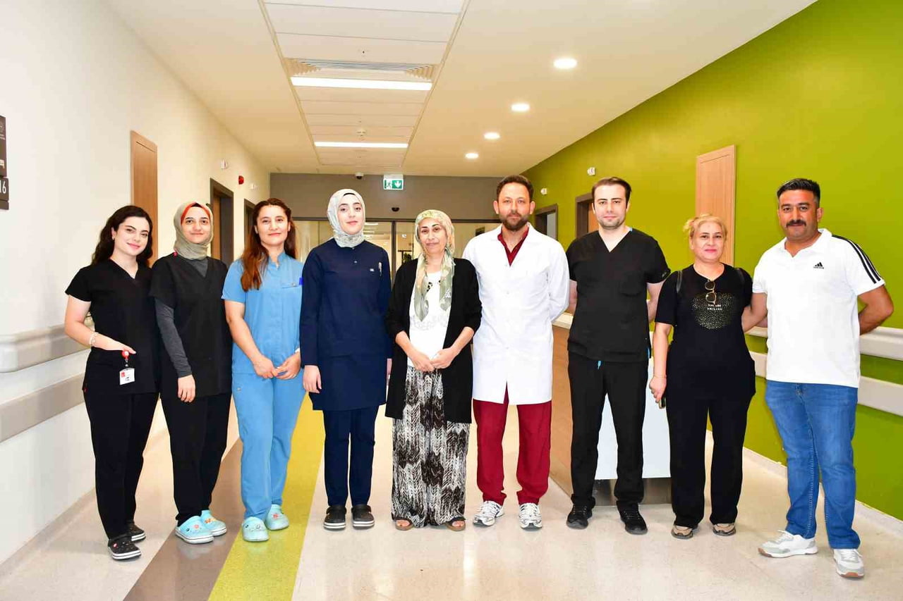 GAZİANTEP ŞEHİR HASTANESİ’NDE YAPILAN AMELİYATLA 46 YAŞINDAKİ KADIN HASTANIN KARIN BÖLGESİNİ...