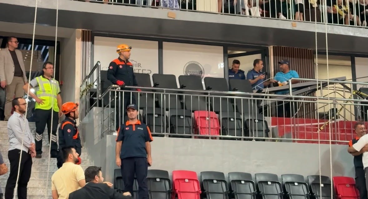 GAZİANTEP’TE KAPALI SPOR SALONUNDA YAPILAN YAZ OKULLARI KAPANIŞ TÖRENİ SIRASINDA İKİ TRİBÜN...