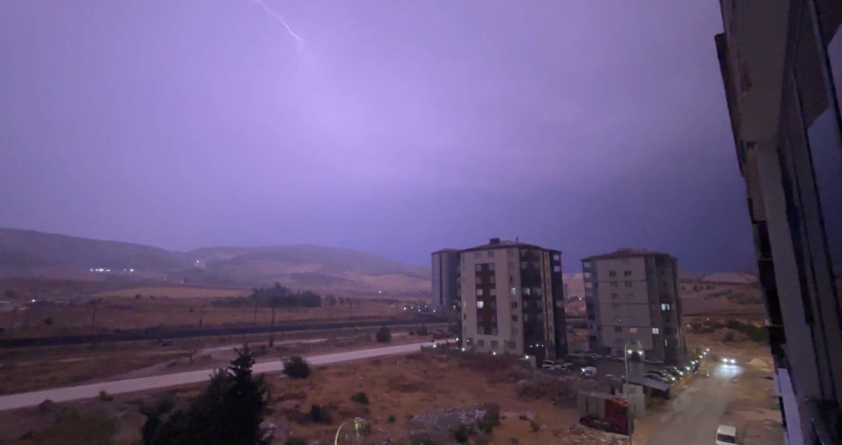 GAZİANTEP’TE ŞİMŞEK FIRTINASI GECEYİ GÜNDÜZE ÇEVİRDİ. GECENİN SESSİZLİĞİNİ GÖK GÜRÜLTÜSÜ...