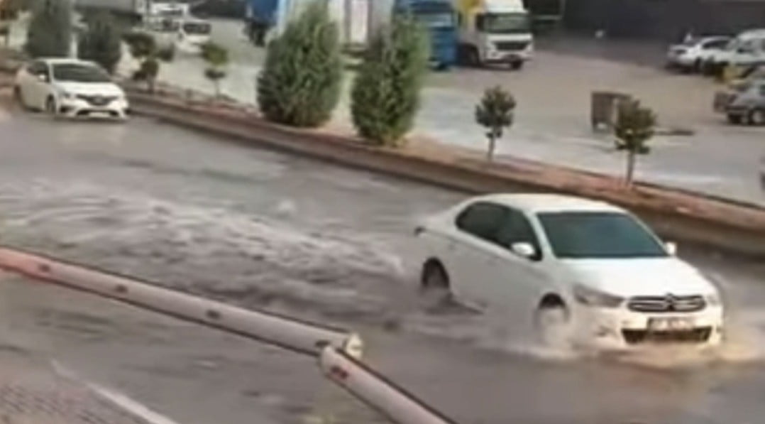 GAZİANTEP’TE YAZ YAĞMURU CADDE VE SOKAKLARI GÖLE ÇEVİRDİ