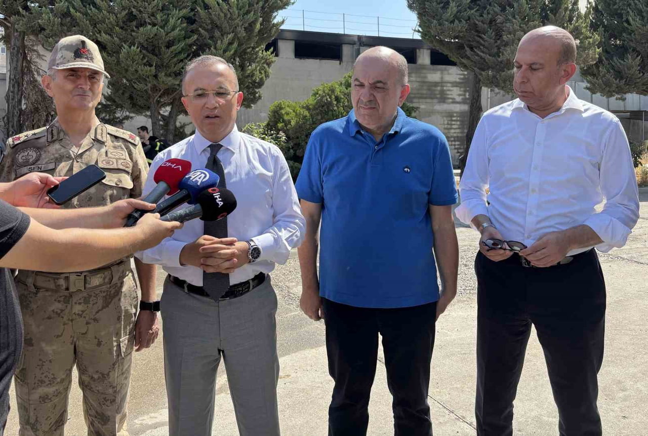 GAZİANTEP VALİSİ KEMAL ÇEBER, FABRİKA YANGINI İLE İLGİLİ AÇIKLAMALARDA BULUNDU