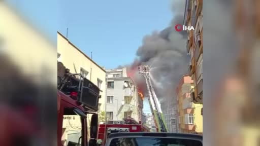 Gaziosmanpaşa'da 4 katlı binanın çatısında yangın