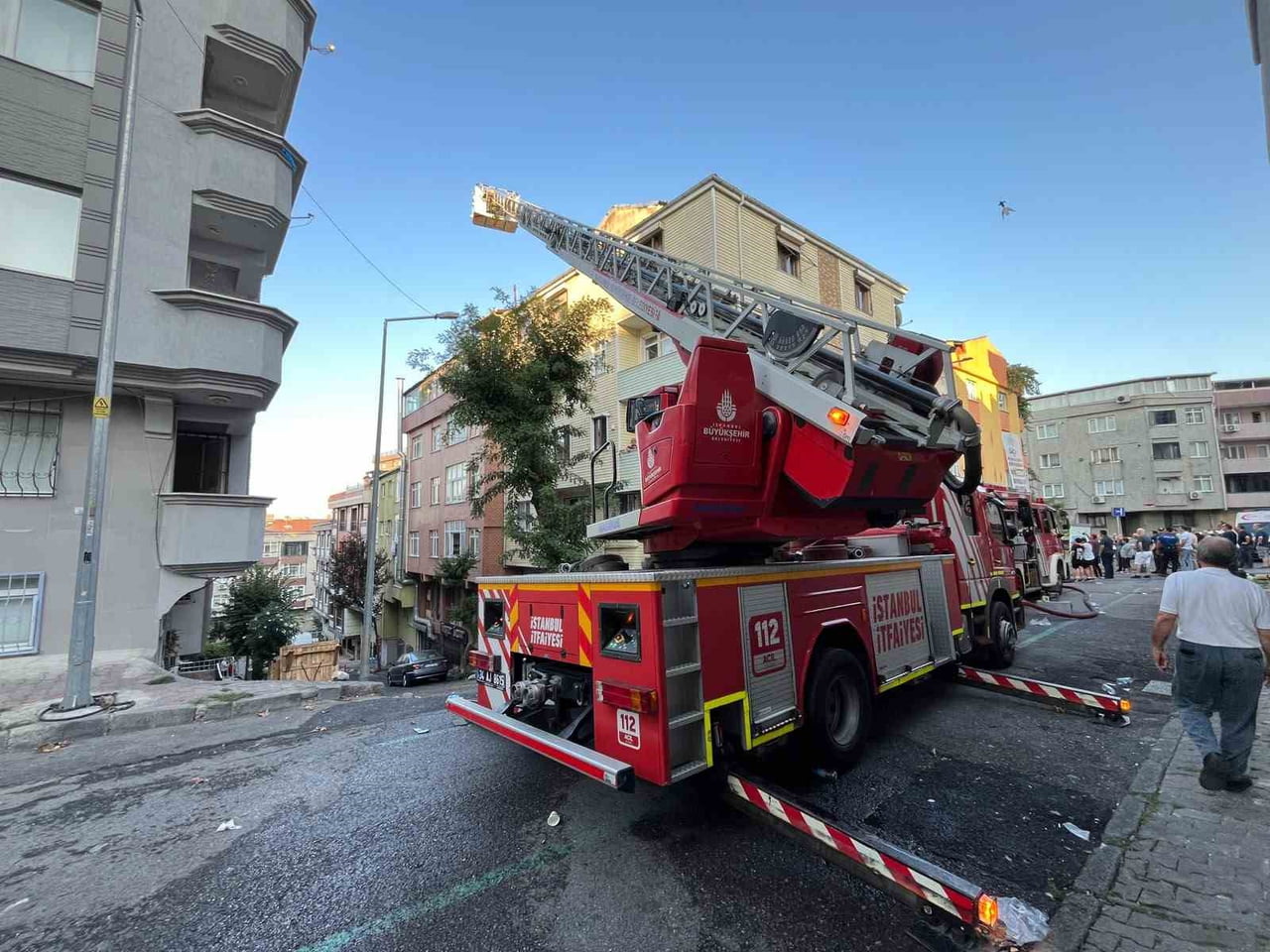 GAZİOSMANPAŞA'DA ÇATI KATINDA YANGIN ÇIKTI 1 KİŞİ HAYATINI KAYBETTİ