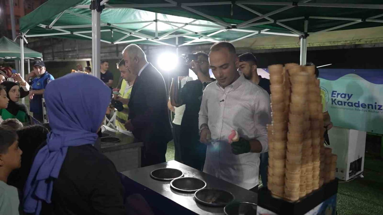 GAZİOSMANPAŞA BELEDİYE BAŞKAN VEKİLİ ERAY KARADENİZ DONDURMA İKRAMINDA BULUNDU.