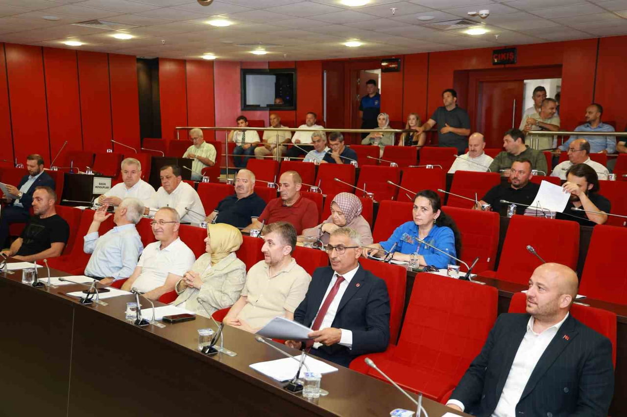 GEBZE'DE AĞUSTOS AYI MECLİS TOPLANTISINDA ÜNİVERSİTEYİ İLK KEZ KAZANAN ÖĞRENCİLERE VERİLEN EĞİTİM...