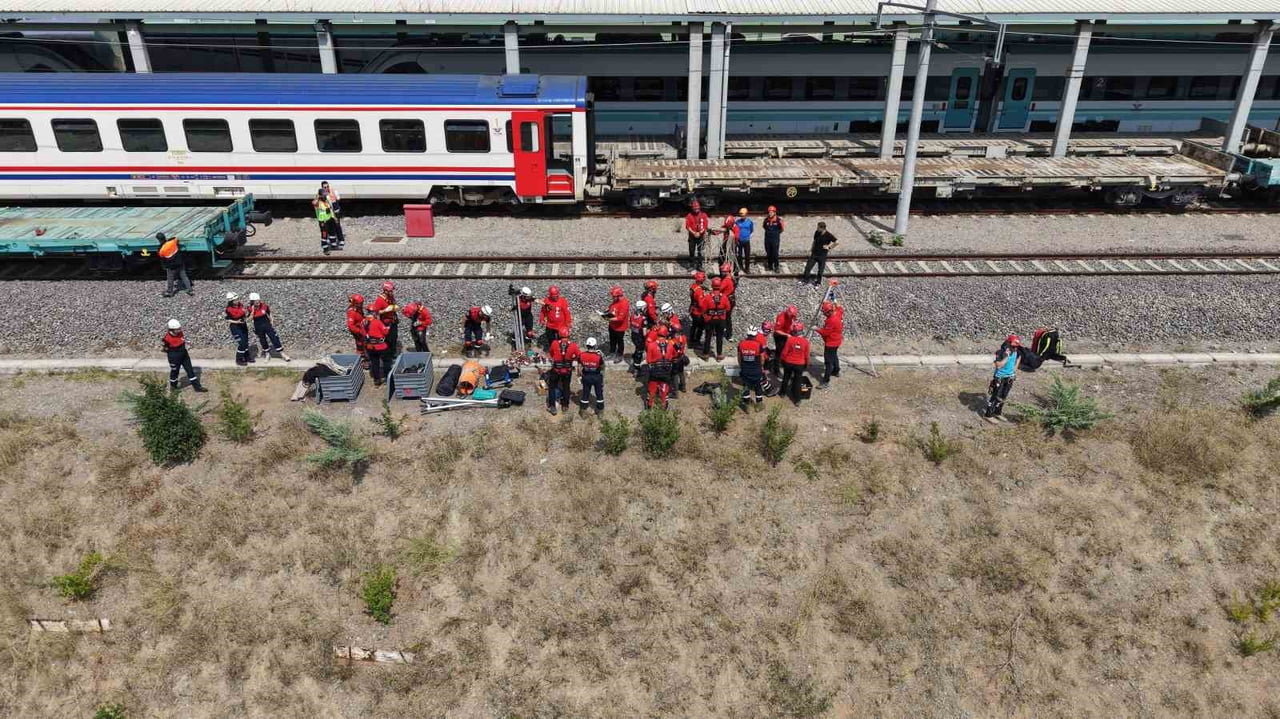 GEBZE'DE ARALARINDA ÇAYIROVA BELEDİYESİ ARAMA KURTARMA TİMİ (ÇAK-TİM) EKİPLERİNİN DE BULUNDUĞU 159...