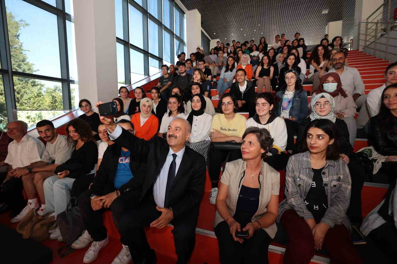 GEBZE'DE BELEDİYE MECLİSİ KARARIYLA 12 BİN LİRAYA YÜKSELTİLEN EĞİTİM DESTEĞİNDEN, DEVLET...