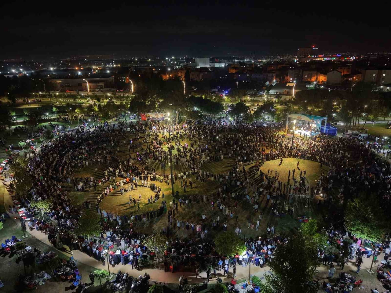 GEBZE'DE DÜZENLENEN YAZ KONSERLERİ ETKİNLİĞİNDE SANATÇILAR CEYHUN CAN VE MUSTAFA ÖZDEN SAHNE...