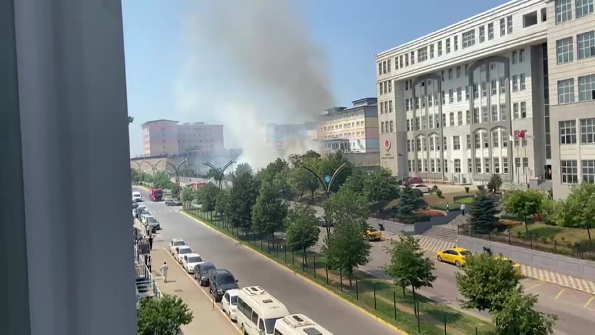 GEBZE ADLİYESİ'NİN BAHÇESİNDE BULUNAN GÜNEŞ ENERJİSİ PANELİNDE ÇIKAN YANGIN, İTFAİYENİN...