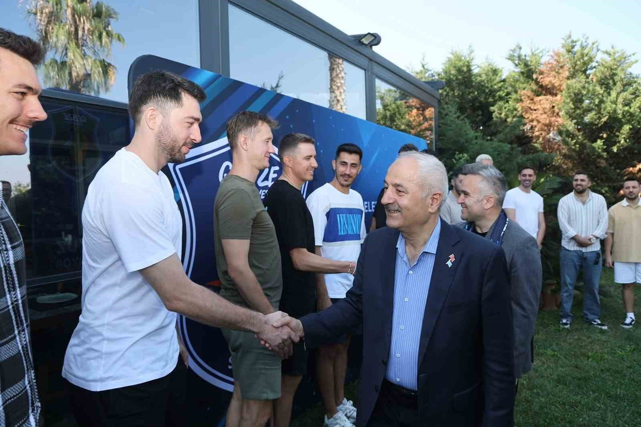 GEBZE BELEDİYESİ SPOR KULÜBÜ VOLEYBOL TAKIMI, YENİ SEZON ÖNCESİNDE GEBZE BELEDİYE BAŞKANI ZİNNUR...