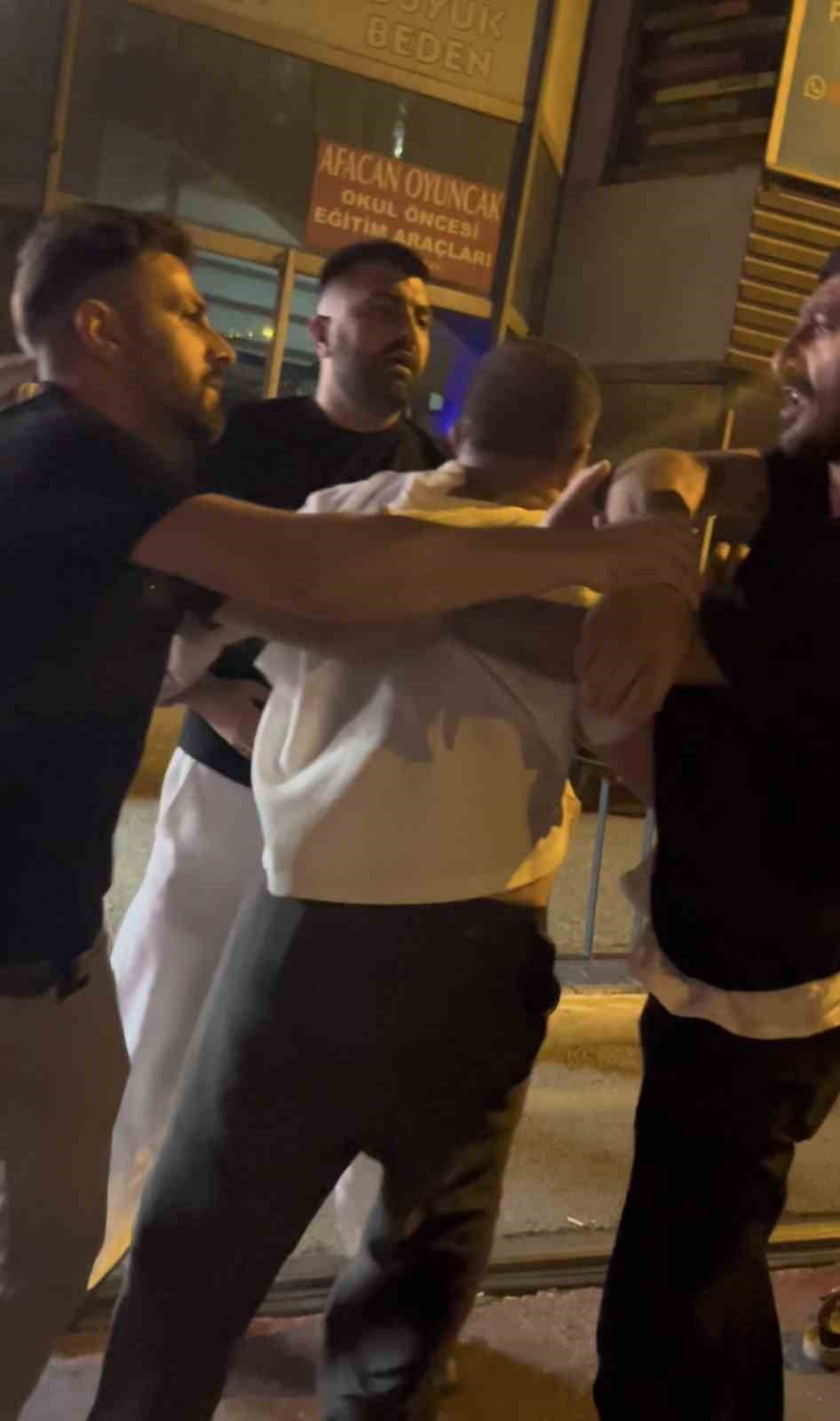 GECE KULÜBÜNDEN ÇIKIP KAVGAYA BÖYLE TUTUŞTULAR… AYAKTA ZOR DURDULAR