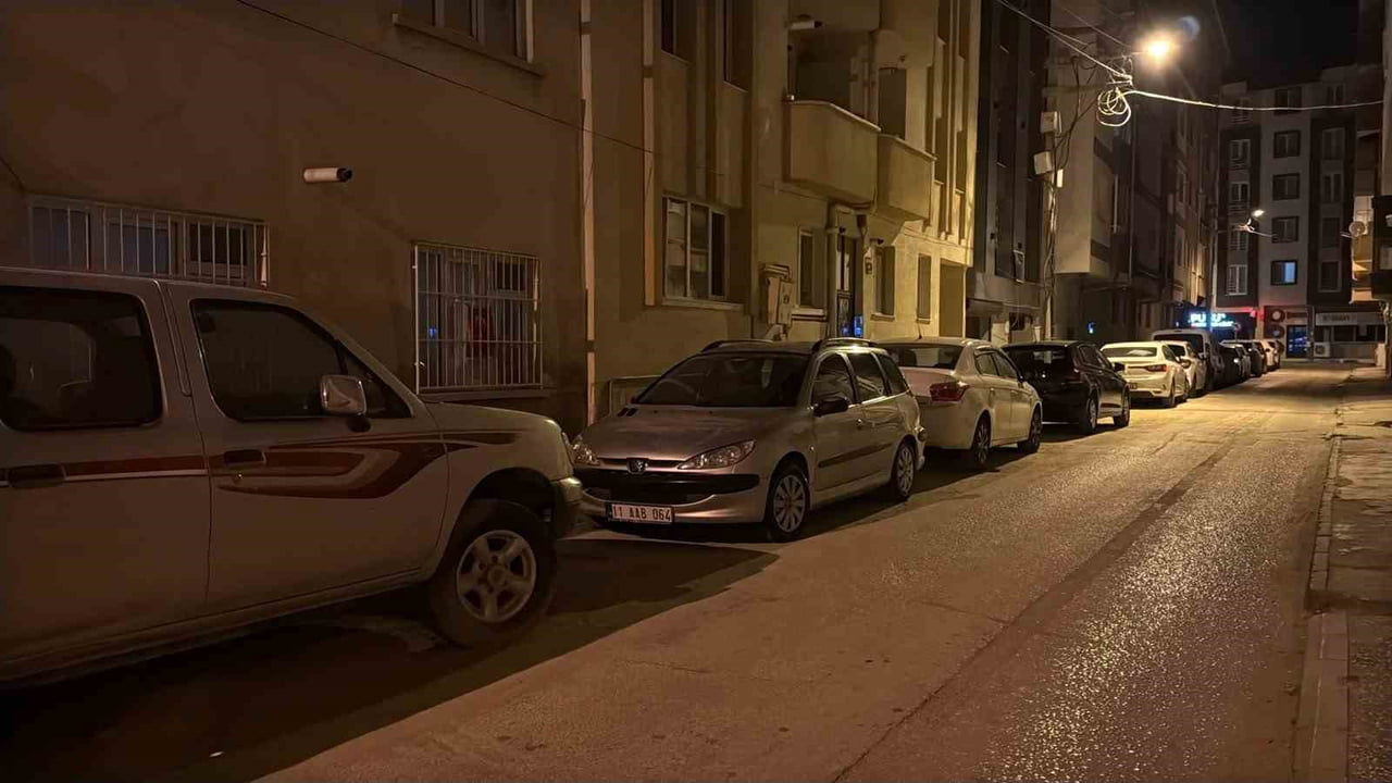 GECE YARISI ÇALMAYA BAŞLAYAN ARAÇ KORNASI MAHALLELİYİ AYAĞA KALDIRDI