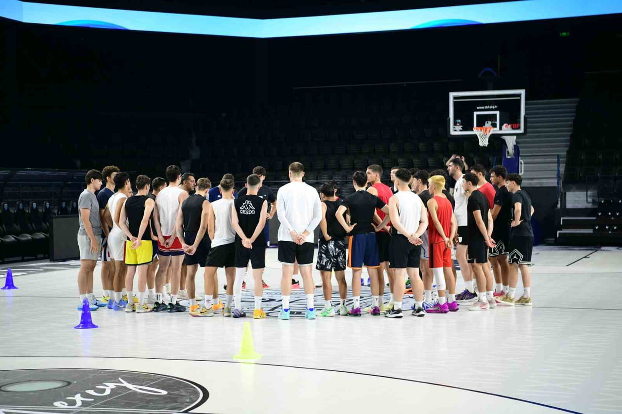 GEÇEN SEZON ŞAMPİYON OLARAK BASKETBOL SÜPER LİGİ'NE YÜKSELEN ÇAYIROVA BELEDİYESİ BASKETBOL TAKIMI...