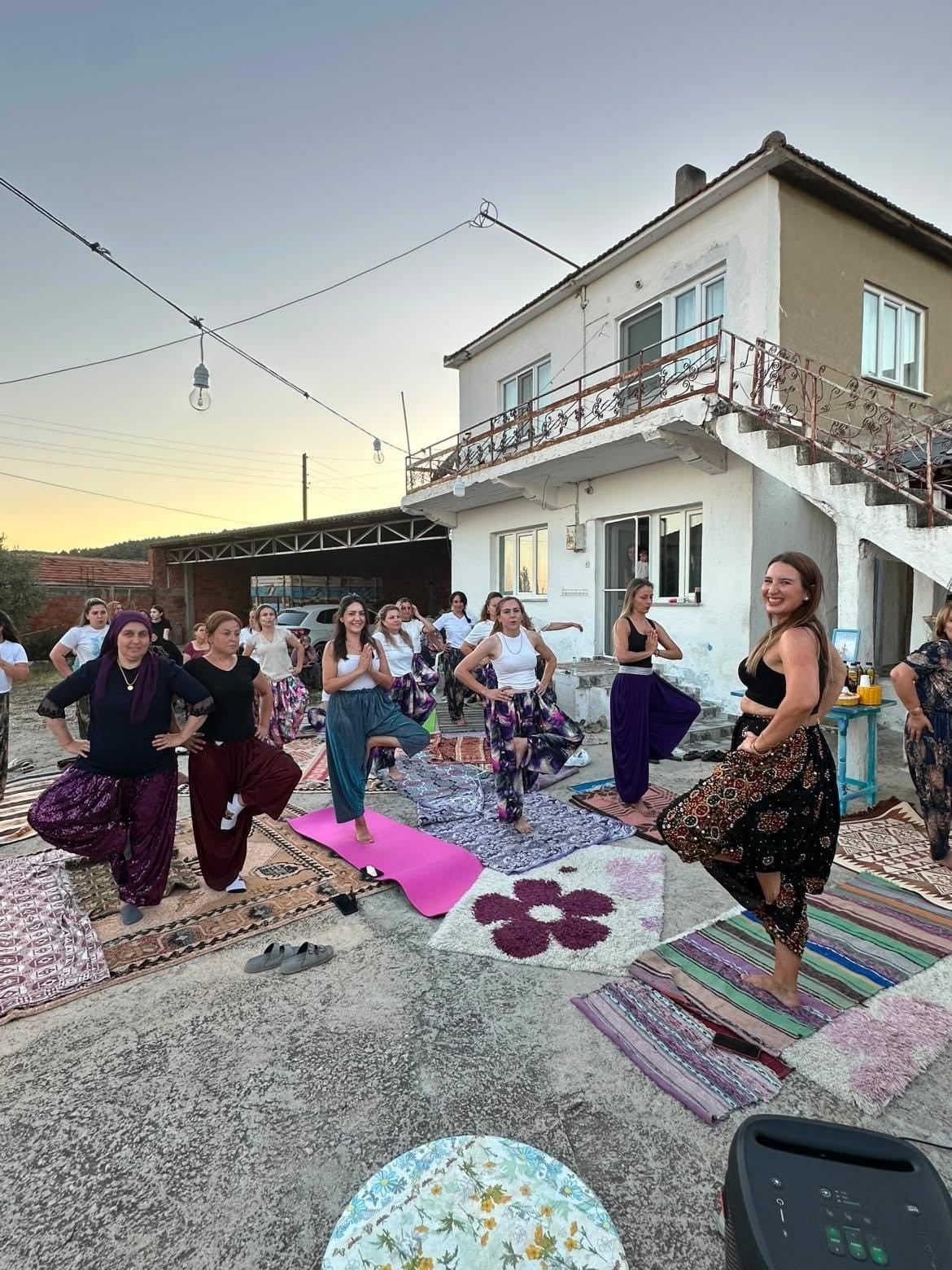 GELİBOLU İLÇESİNDE KÖYDE BİR ARAYA GELEN KADINLAR, STRES ATTI.