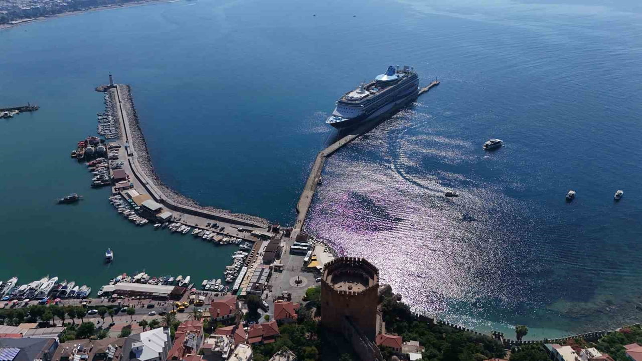 GEMİDEN İNEN YOLCULAR, İLÇENİN TARİHİ VE DOĞAL GÜZELLİKLERİNİ GÖRMEK ÜZERE İSKELEDE BEKLEYEN TUR...