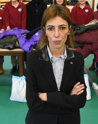 GEMLİK'TE ÖĞRETMENLİĞİ KADAR YARDIMSEVER KİŞİLİĞİYLE DE TANINAN, ÖZELLİKLE KIZ ÖĞRENCİLERİN...