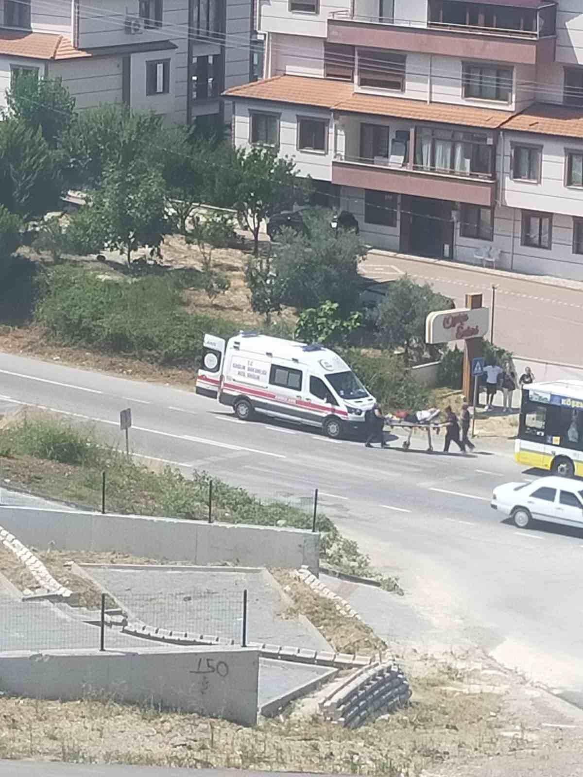 GEMLİK'TE SEYİR HALİNDEKİ BELEDİYE OTOBÜSÜNDE FENALAŞAN KADIN YOLCU, SAĞLIK EKİPLERİNİN...