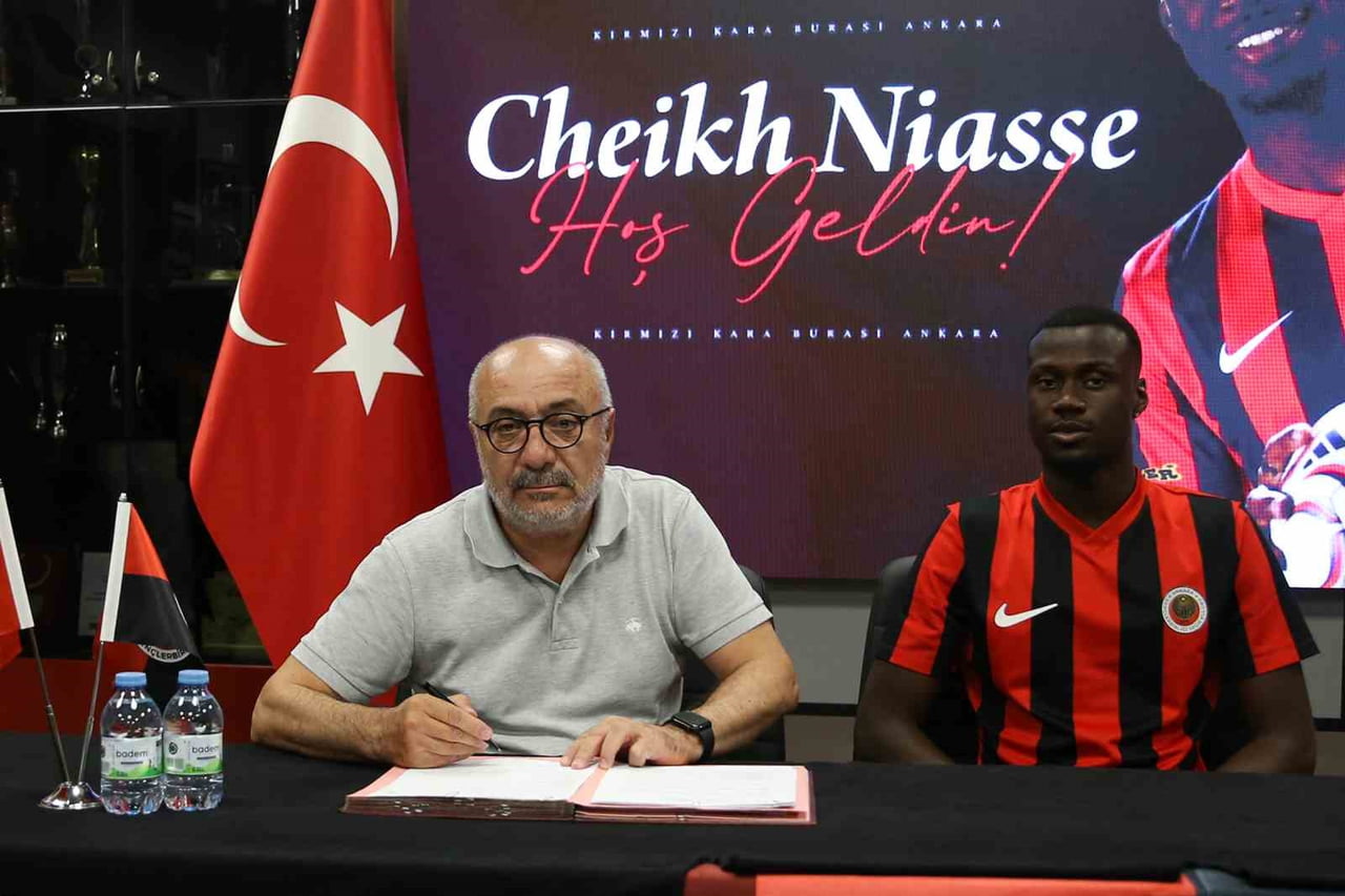 GENÇLERBİRLİĞİ, 26 YAŞINDAKİ ORTA SAHA OYUNCUSU CHEİKH NİASSE'Yİ KİRALIK OLARAK RENKLERİNE...
