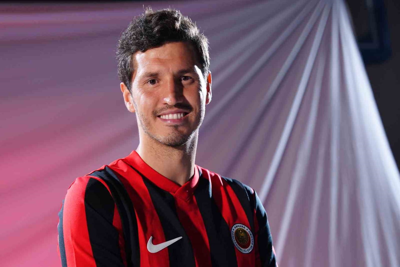 GENÇLERBİRLİĞİ, 32 YAŞINDAKİ ORTA SAHA OYUNCUSU SALİH UÇAN'I TRANSFER ETTİĞİNİ...
