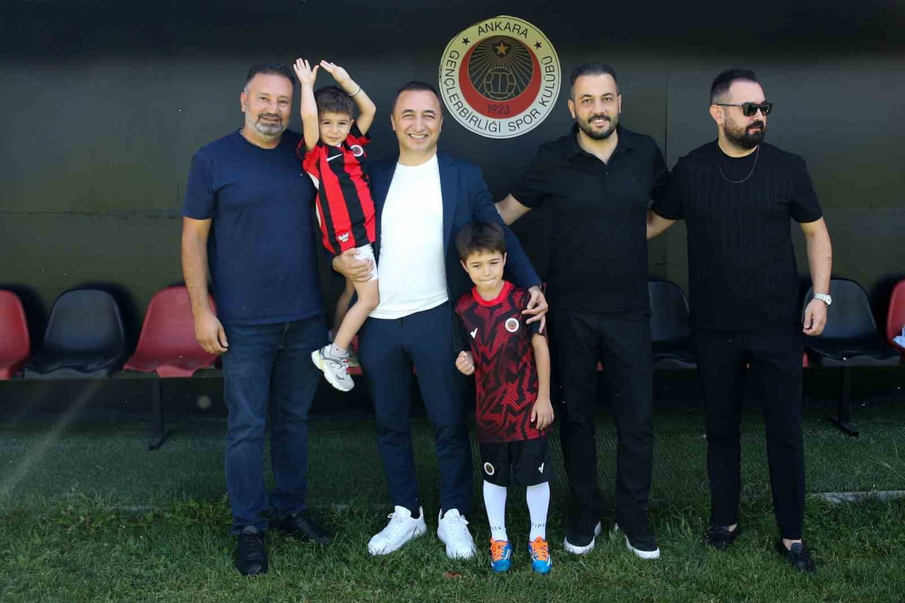 GENÇLERBİRLİĞİ-FENERBAHÇE MAÇINDA TRİBÜNDE FORMASI ÇIKARTILAN GÖKTUĞ VE BABASI SELAMİ ALIMCI...
