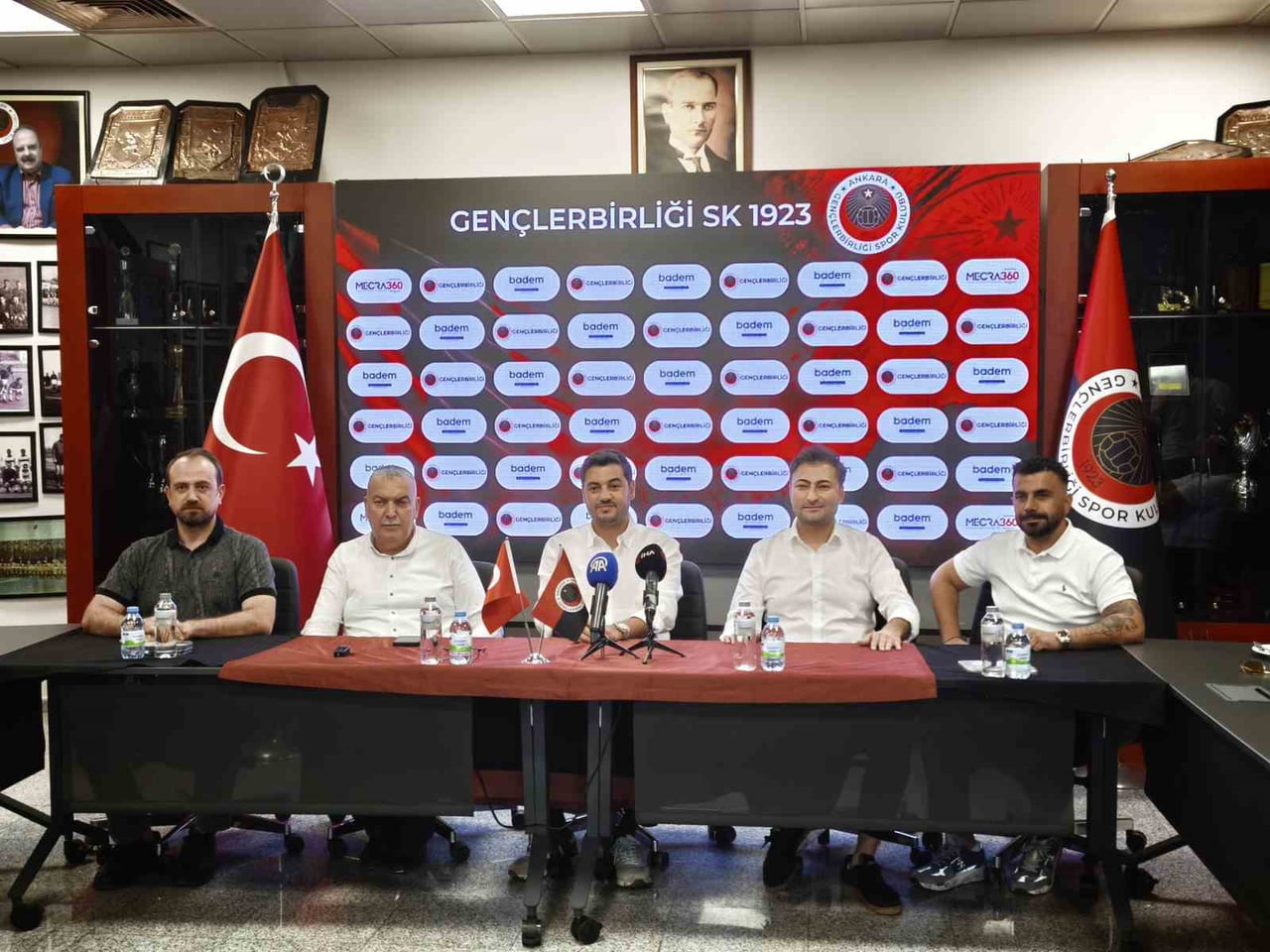 GENÇLERBİRLİĞİ İLE SU MARKASI ARASINDA GERÇEKLEŞTİRİLEN İMZA TÖRENİNE ESKİ AK PARTİ MİLLETVEKİLİ...