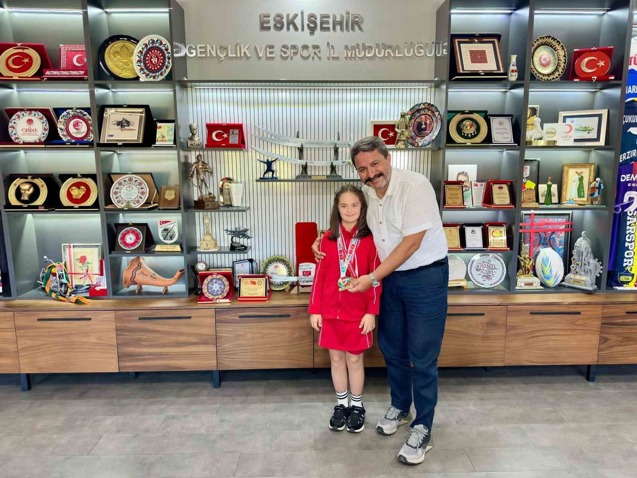 GENÇLİK VE SPOR İL MÜDÜRÜ HASAN KALIN, ÇİFTE BAŞARISIYLA ESKİŞEHİR'İ GURURLANDIRAN ÖZEL SPORCU...