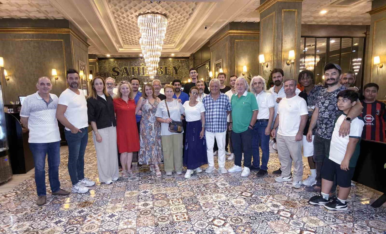 GERÇEK KESİTLER YENİ HİKÂYELERİ VE GÜÇLÜ KADROSUYLA YENİDEN EKRANLARA DÖNÜYOR. 90’LARIN UNUTULMAZ...
