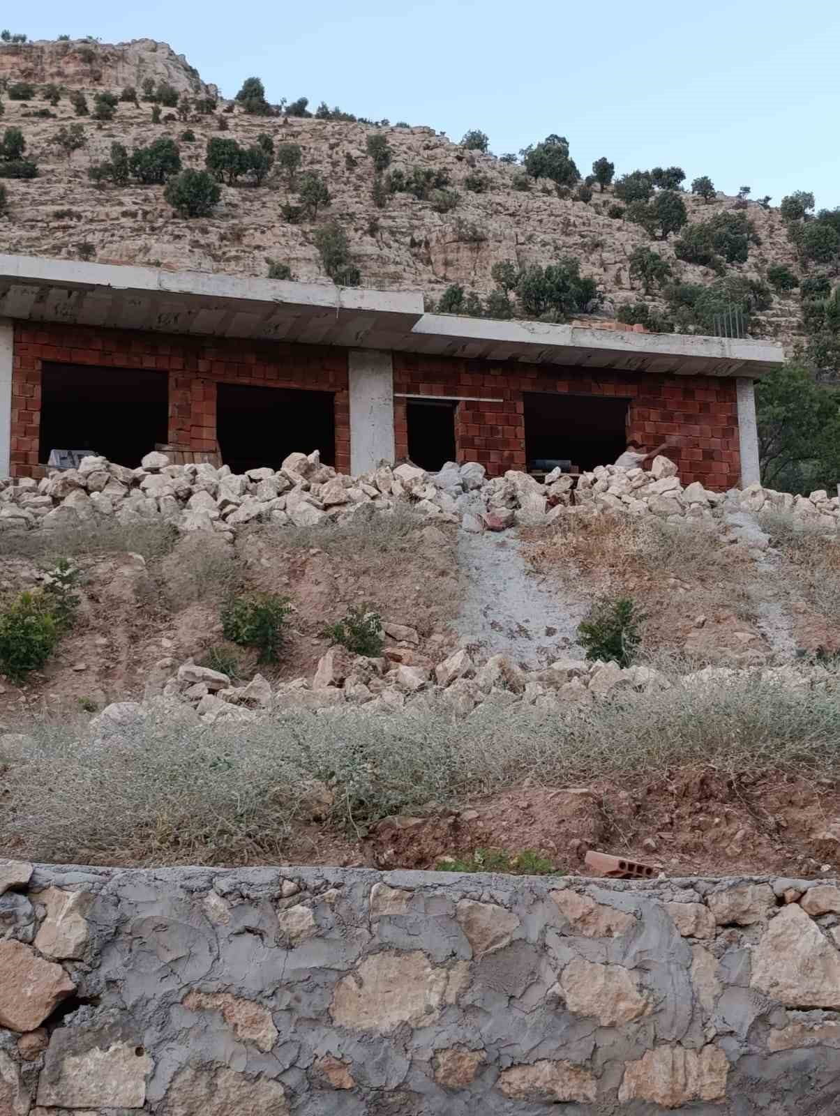 GERCÜŞ’TE İSKELEDEN DÜŞEN TAŞ USTASI AĞIR YARALANDI