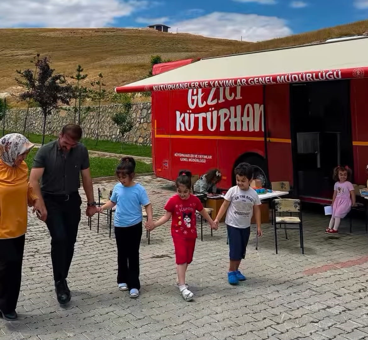 GEZİCİ KÜTÜPHANE GÖKÇEDERE’DE ÇOCUKLARLA BULUŞTU
