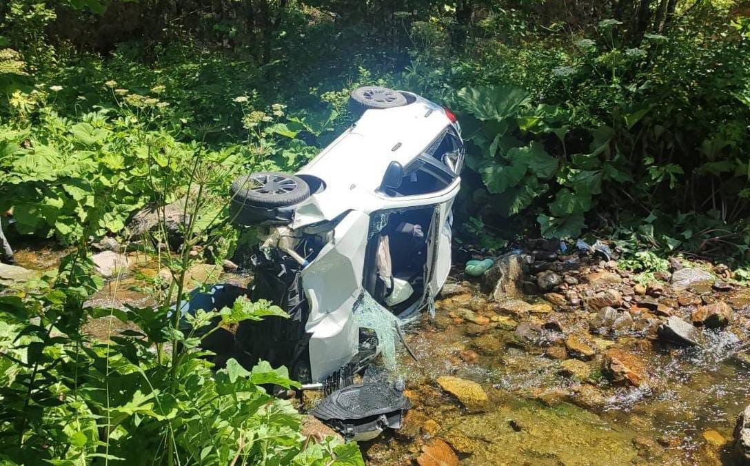 GİRESUN’UN DERELİ İLÇESİNDE KONTROLDEN ÇIKAN OTOMOBİLİN DEREYE DEVRİLMESİ SONUCU 6 KİŞİ...