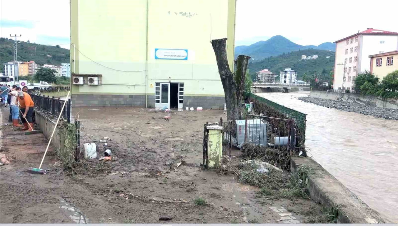 GİRESUN’UN YÜKSEK KESİMLERİNDE ETKİLİ OLAN SAĞANAK YAĞIŞ, DERELERİN TAŞMASINA VE BAZI BELDE İLE...