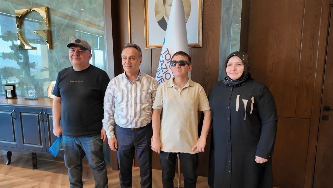 GÖRME ENGELLİ TAHA GÜL, ANNE VE BABASIYLA BİRLİKTE TOKAT GAZİOSMANPAŞA ÜNİVERSİTESİ REKTÖRÜ PROF....