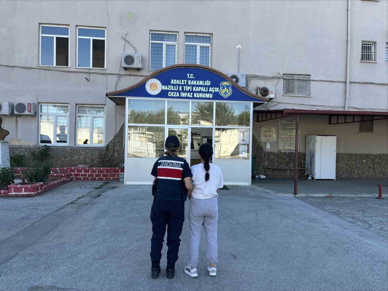 GÖZALTINA ALINAN ŞAHIS, GEREKLİ İŞLEMLERİNİN TAMAMLANMASININ ARDINDAN TUTUKLANARAK CEZAEVİNE...