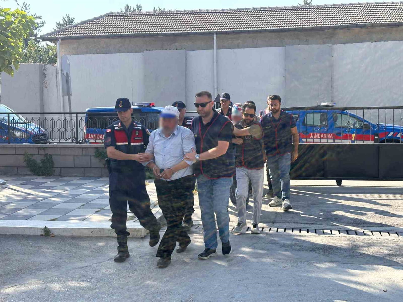 GÖZALTINA ALINAN ŞAHISLAR GAZETECİLERİN SORULARINI YANITSIZ BIRAKTI.