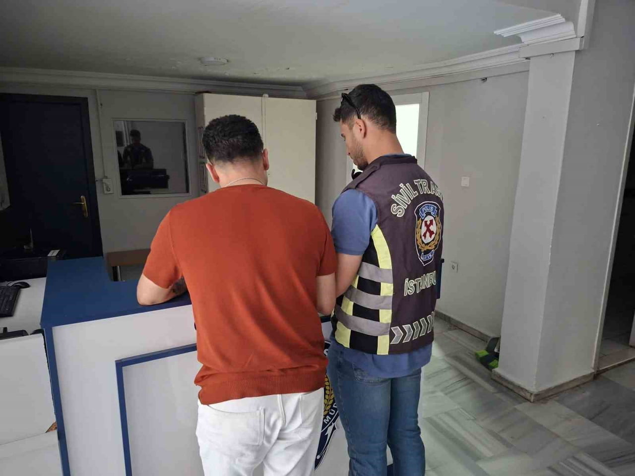 GÖZALTINA ALINAN SÜRÜCÜYE 180 BİN LİRA PARA CEZASI KESİLİRKEN, ARACI İSE 60 GÜN SÜREYLE TRAFİKTEN...