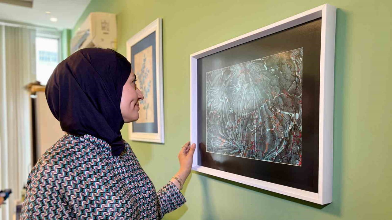 GÜLCAN ULU MODERN ANLAYIŞLA ÜRETTİĞİ ESERLERİNİ SERGİLEYEREK SANATSEVERLERİN BEĞENİSİNE...