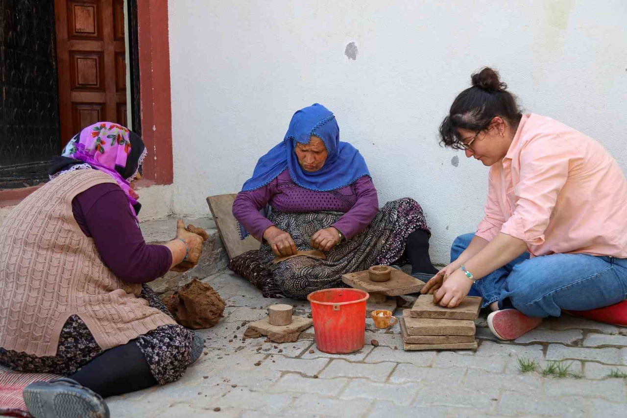 GÜMÜŞHANE'DE 9 YILDIR MİMARLIK MESLEĞİNİ İCRA EDERKEN SERAMİK SANATINA YÖNELEN ELİF IŞIK CANLI...