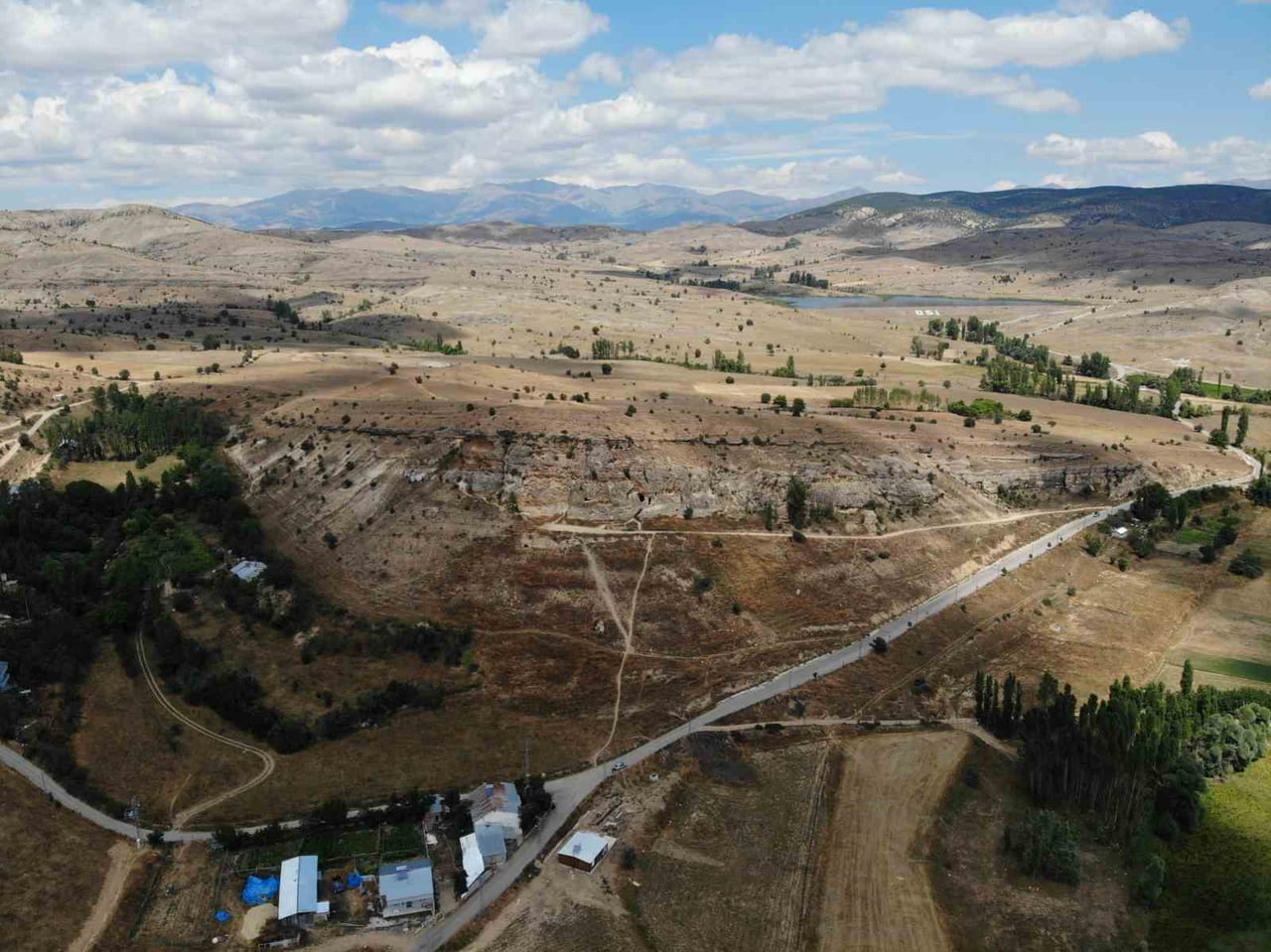GÜMÜŞHANE’NİN ŞİRAN İLÇESİNE BAĞLI ÇAKIRKAYA KÖYÜ’NDE BULUNAN TARİHİ ÇAKIRKAYA MANASTIRI, SAHİP...