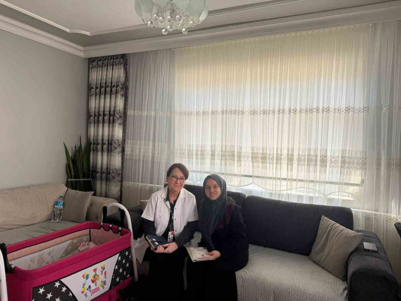 GÜMÜŞOVA İLÇE DEVLET HASTANESİ İLE İLÇE TOPLUM SAĞLIĞI MERKEZİ EKİPLERİ, ANNE VE BEBEK SAĞLIĞINI...