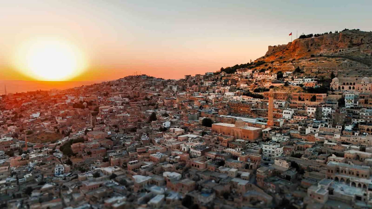 GÜNDÜZ ÇEKİMLERDE KENTİN ALTIN SARISI TAŞ EVLERİ VE DAR SOKAKLARI DİKKATİ ÇEKTİ
