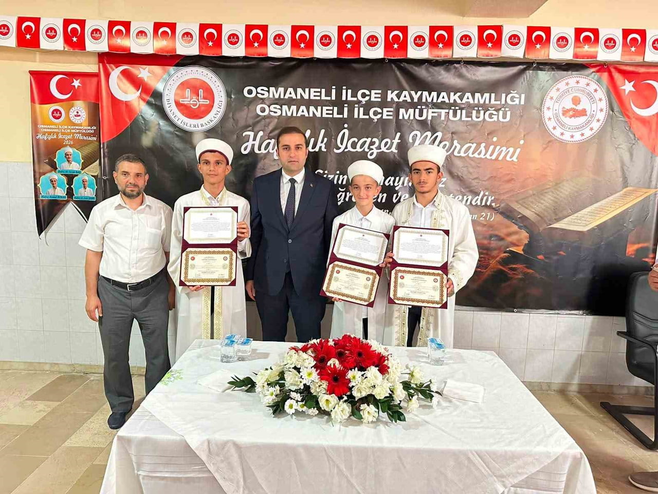 HAFIZLIK EĞİTİMİNİ TAMAMLAYAN ÖĞRENCİLER BELGELERİNİ ALDI
