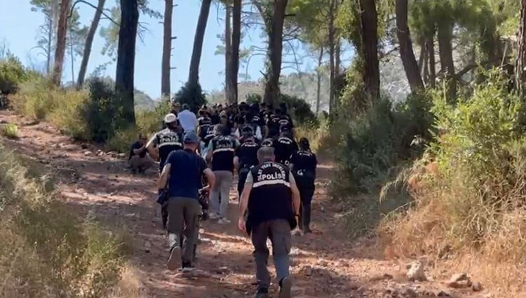 HAİN DARBECİLERİN GÖMDÜĞÜ SİLAHLAR KARATEPE'NİN GÖSTERDİĞİ YERLERDE ARANIYOR